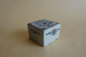 李朝　水滴　山水文角形　染付　書道具　p79 李朝 水滴 山水文角形 染付 書道具 p79