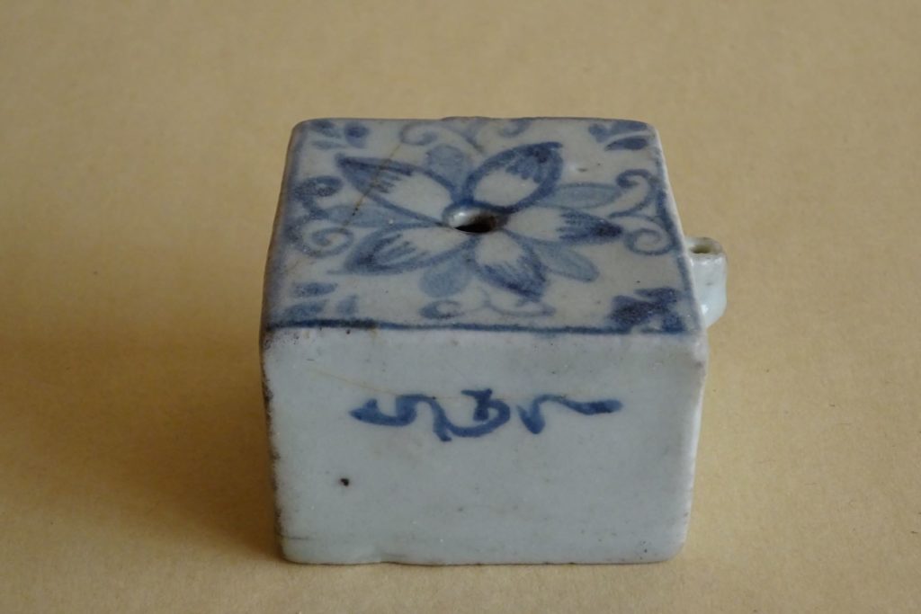 電9．染付角蓮華文水滴 | 原古美術｜広島県福山市